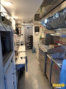 1995 P30 Kitchen Food Truck All-purpose Food Truck Upright Freezer Wyoming Diesel Engine for Sale