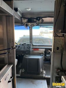 2003 P42 Workhorse Kitchen Food Truck All-purpose Food Truck Refrigerator Michigan Diesel Engine for Sale