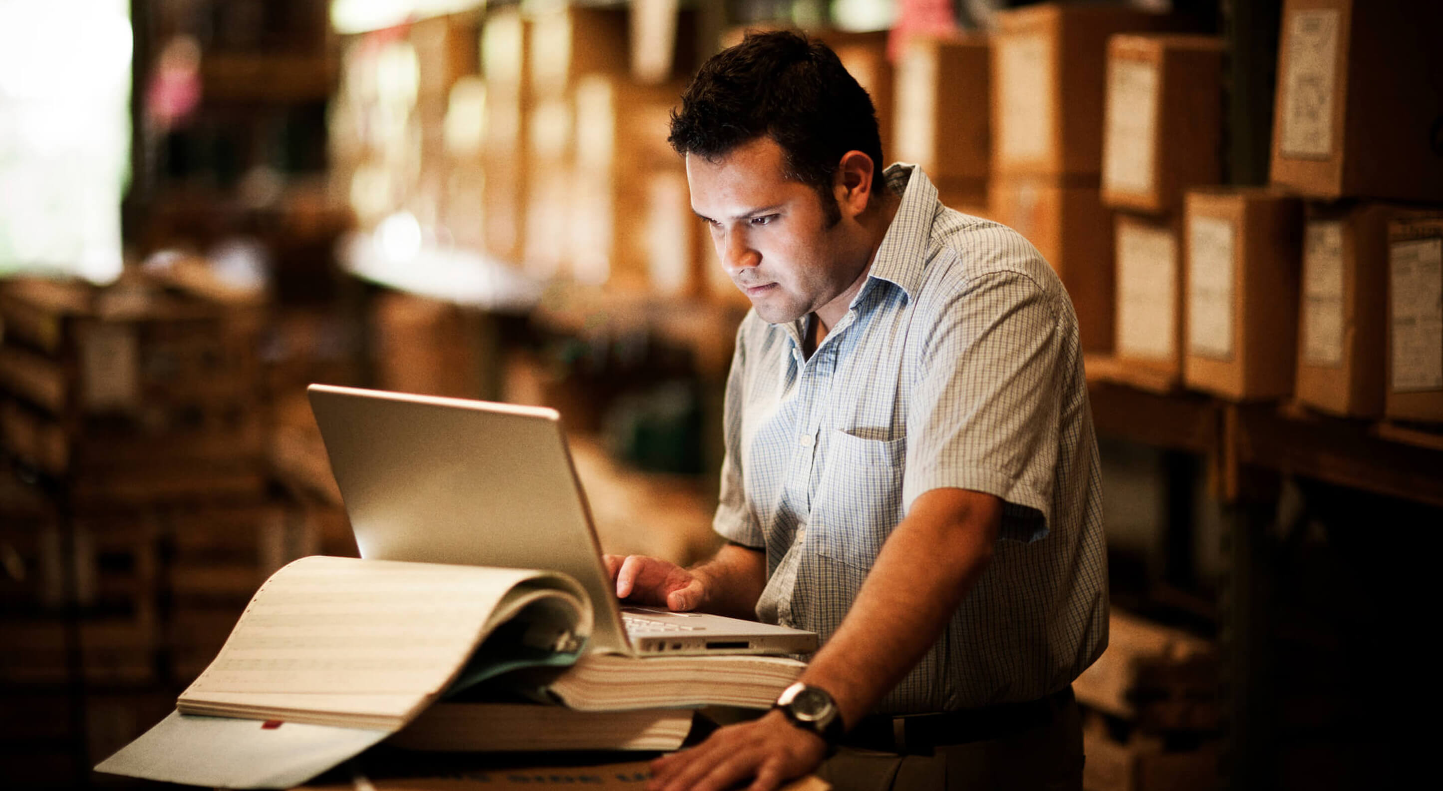 trucking business manager using a trucking load board at a warehouse