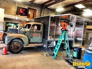 1946 Wood-fired Pizza Grain Truck Pizza Food Truck Interior Lighting Texas Gas Engine for Sale