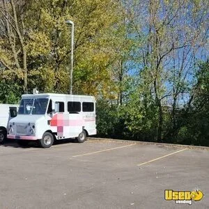1972 Grumman Olson Kurbmaster Ice Cream Truck 10 Wisconsin Gas Engine for Sale
