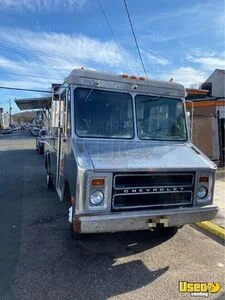 1979 P30 Kitchen Food Truck All-purpose Food Truck Diamond Plated Aluminum Flooring Florida Gas Engine for Sale