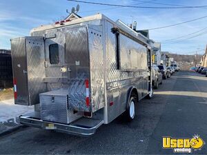 1979 P30 Kitchen Food Truck All-purpose Food Truck Surveillance Cameras Florida Gas Engine for Sale