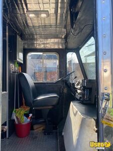 1979 P30 Kitchen Food Truck All-purpose Food Truck Warming Cabinet Florida Gas Engine for Sale