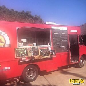 1982 P130 Kitchen Food Truck All-purpose Food Truck Texas Gas Engine for Sale