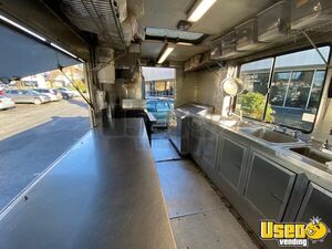 1982 P30 Step Van Kitchen Food Truck All-purpose Food Truck Stainless Steel Wall Covers British Columbia Gas Engine for Sale
