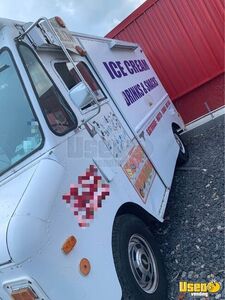 1983 P30 Ice Cream Truck Ice Cream Truck Exterior Customer Counter New York Gas Engine for Sale
