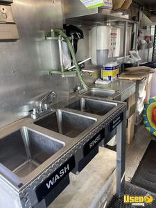 1984 P30 Kitchen Food Truck All-purpose Food Truck Work Table New York for Sale