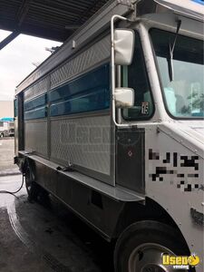 1988 P30 Kitchen Food Truck All-purpose Food Truck Concession Window California Gas Engine for Sale