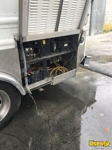 1988 P30 Kitchen Food Truck All-purpose Food Truck Prep Station Cooler California Gas Engine for Sale