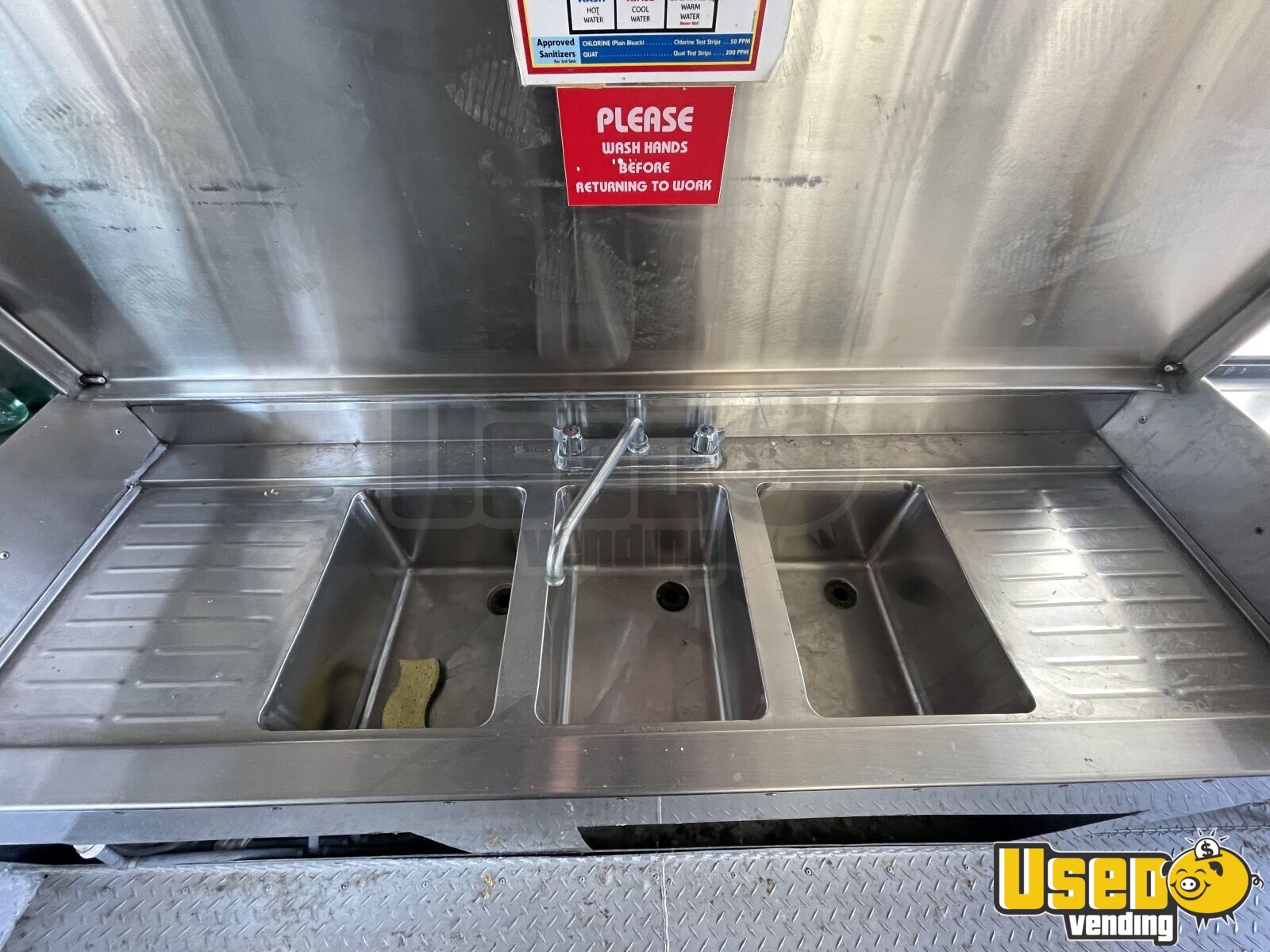 Clean 23.5' Ford 460 Pizza Food Truck Mobile Food Unit for Sale in