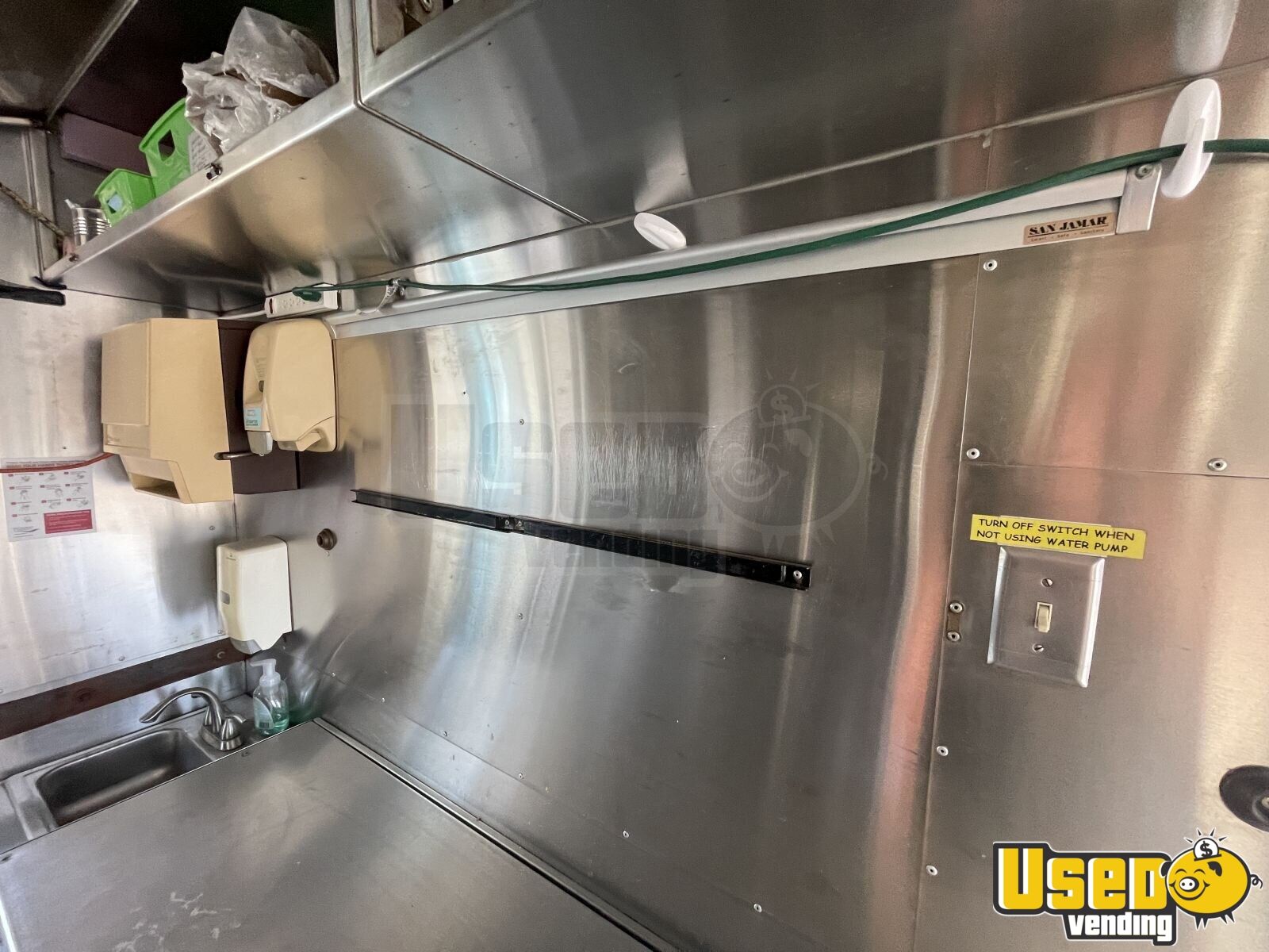 Clean 23.5' Ford 460 Pizza Food Truck Mobile Food Unit for Sale in