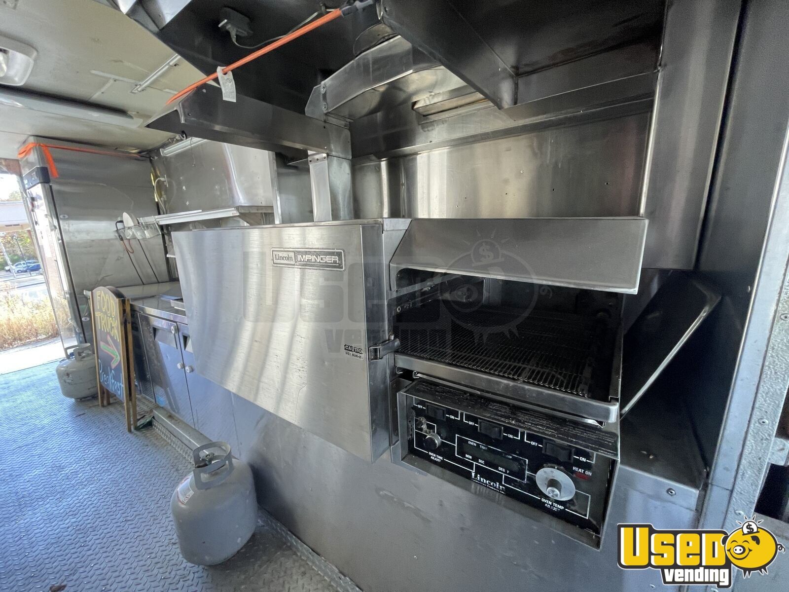 Clean 23.5' Ford 460 Pizza Food Truck Mobile Food Unit for Sale in