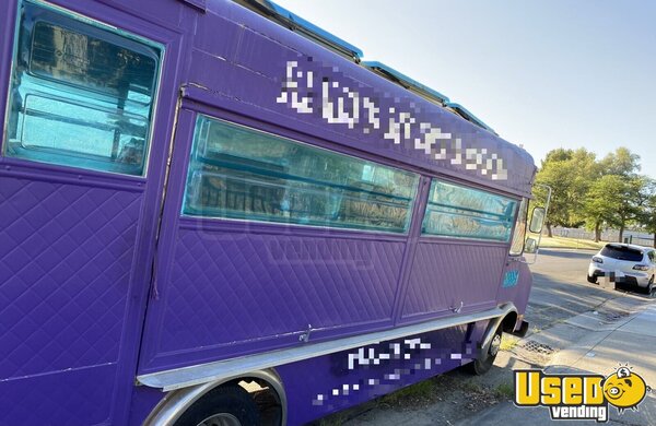 1989 P30 Kitchen Food Truck All-purpose Food Truck California Gas Engine for Sale
