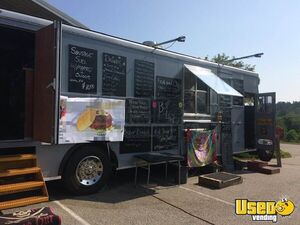 1990 380 Kitchen Food Truck All-purpose Food Truck Concession Window Massachusetts Diesel Engine for Sale