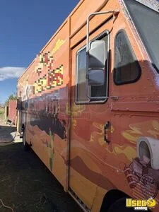 1990 Harvester Kitchen Food Truck All-purpose Food Truck Air Conditioning Nevada Diesel Engine for Sale