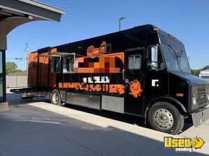 LOADED 25' International All Purpose Mobile Kitchen Food Truck with Bathroom for Sale in Texas!