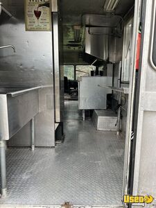 1990 P30 Step Van Kitchen Food Truck All-purpose Food Truck Reach-in Upright Cooler Texas Gas Engine for Sale