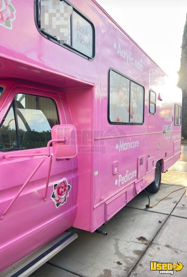 Charming Ford Mobile Beauty Salon Truck with Restroom for Sale in