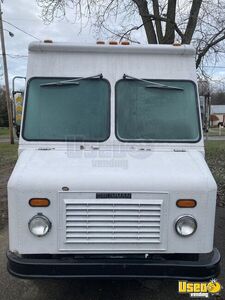 1992 P30 Step Van Kitchen Food Truck All-purpose Food Truck Stainless Steel Wall Covers Michigan Diesel Engine for Sale