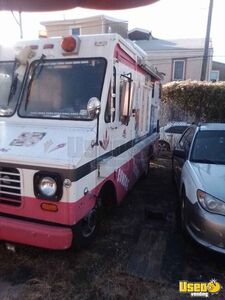 1995 P30 Ice Cream Truck Ice Cream Truck Concession Window Pennsylvania Gas Engine for Sale