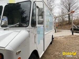 1995 P30 Step Van Kitchen Food Truck All-purpose Food Truck Stainless Steel Wall Covers Michigan Gas Engine for Sale