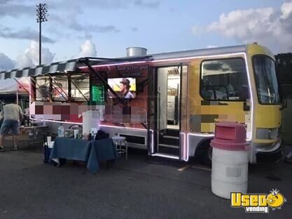 1996 P30 Bustaurant Kitchen Food Truck All-purpose Food Truck North Carolina Diesel Engine for Sale