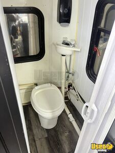 1997 F450 Mobile Hair & Nail Salon Truck Toilet Texas Gas Engine for Sale