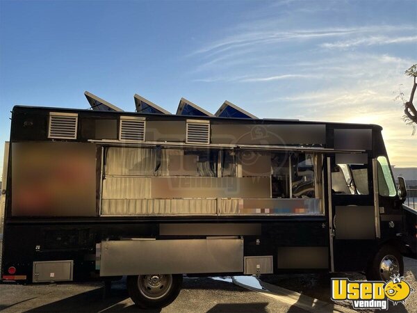 1997 P30 Kitchen Food Truck All-purpose Food Truck California Diesel Engine for Sale
