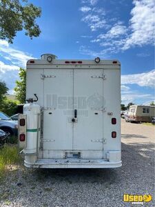 1997 P30 Kitchen Food Truck All-purpose Food Truck Hand-washing Sink Michigan Gas Engine for Sale