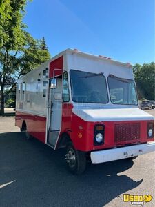 1997 P30 Kitchen Food Truck All-purpose Food Truck Propane Tank Michigan Gas Engine for Sale
