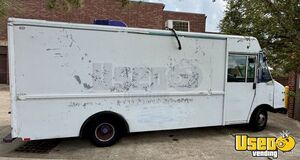 1997 P30 Mobile Hair & Nail Salon Truck Concession Window Texas Gas Engine for Sale