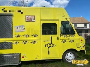 1997 P30 Step Van Kitchen Food Truck All-purpose Food Truck Stainless Steel Wall Covers Massachusetts Diesel Engine for Sale