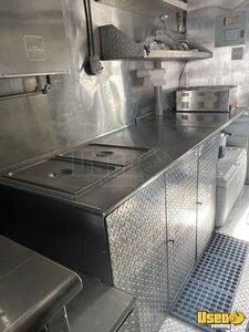1998 P30 Kitchen Food Truck All-purpose Food Truck Hand-washing Sink Florida Diesel Engine for Sale
