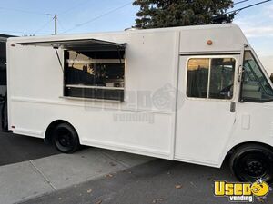 1998 Utilimaster Kitchen Food Truck All-purpose Food Truck Quebec Gas Engine for Sale