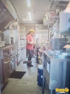 1999 Box Kitchen Food Truck All-purpose Food Truck Reach-in Upright Cooler Ohio Diesel Engine for Sale