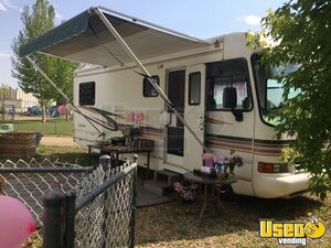 Chevrolet Georgetown 26.5' Mobile Beauty Hair Salon Truck for Sale in Alberta!