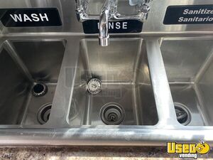 1999 Grumman Olson Kitchen Food Truck All-purpose Food Truck Hand-washing Sink Delaware Diesel Engine for Sale