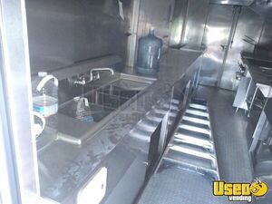 1999 P30 Step Van Kitchen Food Truck All-purpose Food Truck Stovetop Florida Diesel Engine for Sale