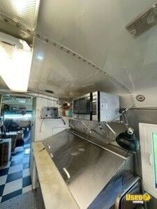 2000 Bustaurant Kitchen Food Truck All-purpose Food Truck Insulated Walls Missouri Diesel Engine for Sale