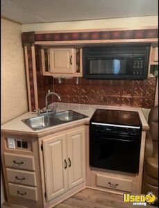 2000 Forest River Mobile Hair & Nail Salon Truck Awning Pennsylvania Gas Engine for Sale