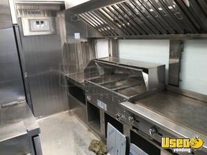 2000 Kitchen Food Truck All-purpose Food Truck Diamond Plated Aluminum Flooring California Diesel Engine for Sale