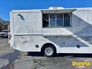 2000 Mt45 All-purpose Food Truck Diamond Plated Aluminum Flooring Virginia Diesel Engine for Sale