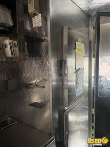 2000 Mt45 Step Van Kitchen Food Truck All-purpose Food Truck Reach-in Upright Cooler Pennsylvania Diesel Engine for Sale