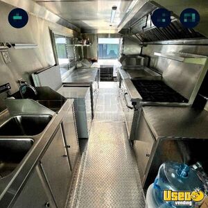 2000 Step Van Food Truck All-purpose Food Truck Floor Drains Florida Diesel Engine for Sale