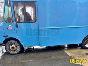 2000 - Chevrolet Step Van | 30' Truck for Mobile Business for Sale in Michigan!