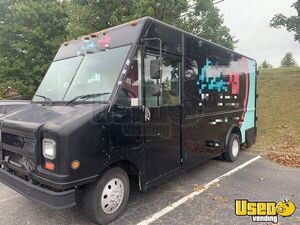 2000 Utilimaster Mobile Hair & Nail Salon Truck Electrical Outlets Virginia Gas Engine for Sale