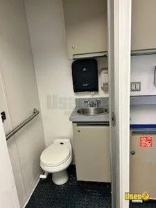 2001 C7 Mobile Clinic Restroom Texas Gas Engine for Sale