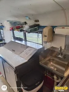 2001 Diesel Built Bus Kitchen Food Truck All-purpose Food Truck Exterior Customer Counter North Carolina Diesel Engine for Sale