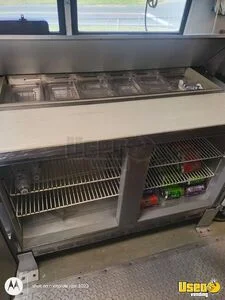 2001 Diesel Built Bus Kitchen Food Truck All-purpose Food Truck Refrigerator North Carolina Diesel Engine for Sale